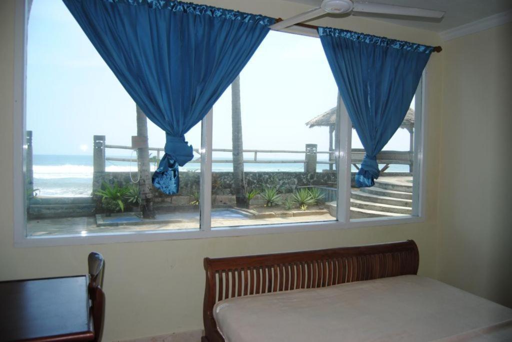 77 Sunset Plaza Hotel Cisolok Room photo